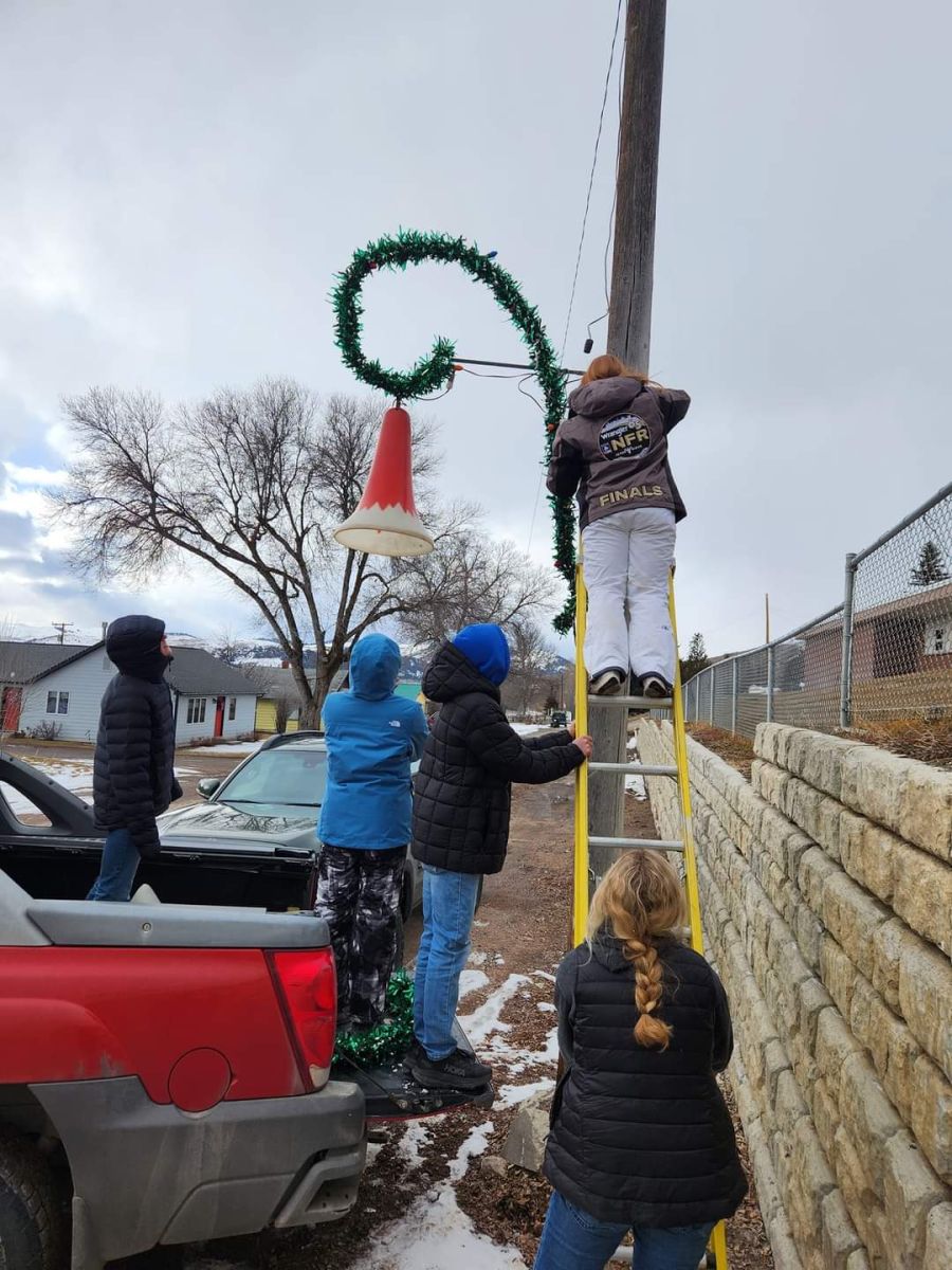 FFA Drummond School Students removing Christmas Decorations