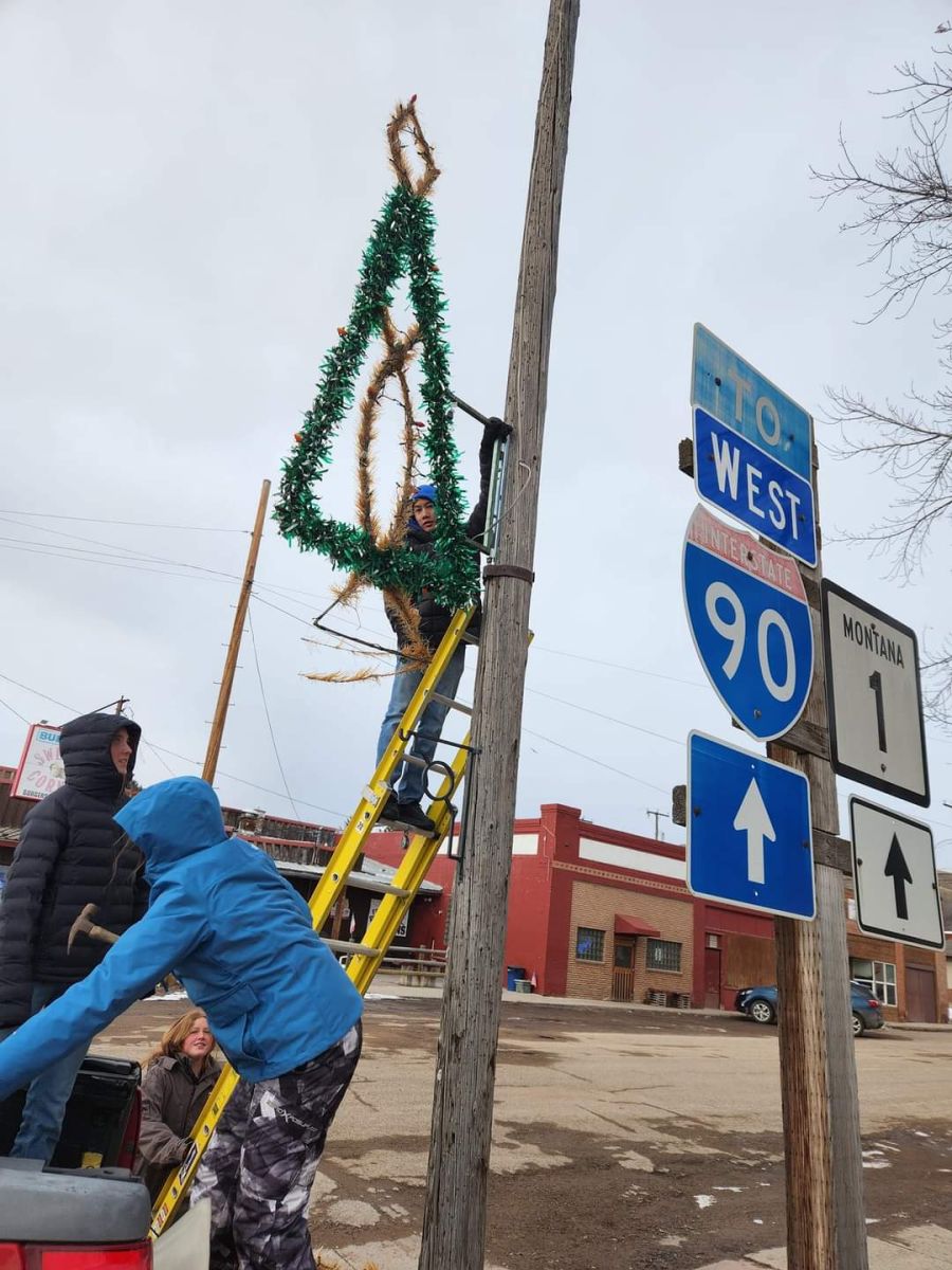 FFA Drummond School Students removing Christmas Decorations